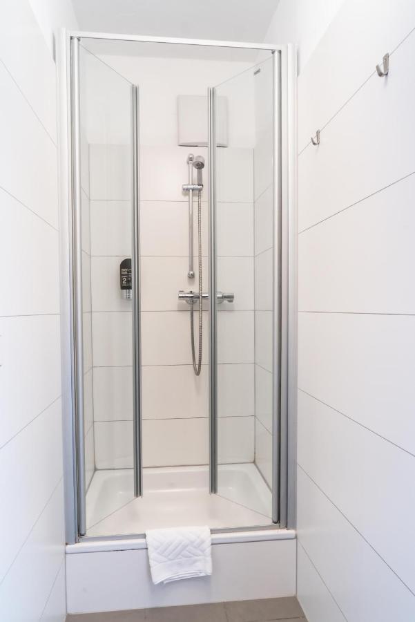 Cama en habitación compartida femenina de 8 camas